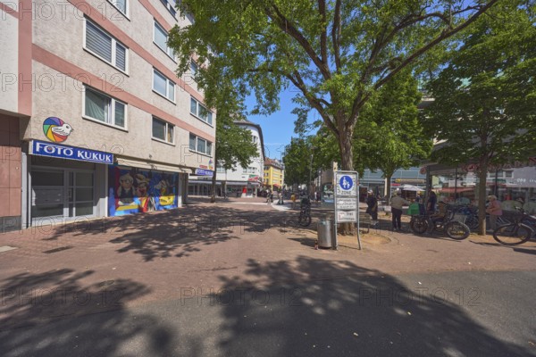 Pedestrian zone, traffic sign pedestrian zone, additional sign free bicycles and delivery traffic free, residential buildings and commercial buildings, shops, retail, photo shop Kukuk, public trash can, trees, pedestrians as accessories, blue sky, cloudless, Philipp-von-Zabern-Platz, Mainz, state capital, district-free city, Rhineland-Palatinate, Germany