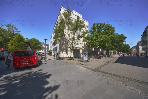 Pedestrian zone, traffic sign pedestrian zone, additional sign delivery traffic free, residential buildings and commercial buildings, general architecture, lantern, pedestrians as accessories, trees, parking strips with cars, blue sky, cloudless, contrails, intersection Emmeransstraße with Am Kronberger Hof, Mainz, state capital, district-free city, Rhineland-Palatinate, Germany