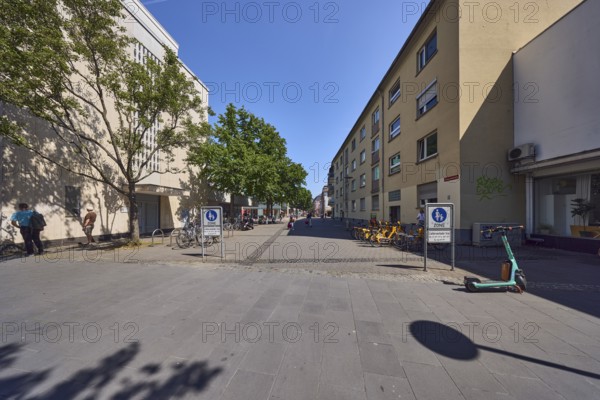Pedestrian zone, traffic sign pedestrian zone, additional sign free delivery traffic, residential buildings and commercial buildings, bicycles, e-scooters, pedestrians as accessories, trees, blue sky, cloudless, Emmeransstraße, Mainz, state capital, district-free city, Rhineland-Palatinate, Germany