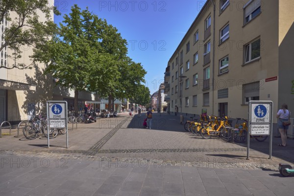 Pedestrian zone, traffic sign pedestrian zone, additional sign free delivery traffic, residential buildings and commercial buildings, bicycles, pedestrians as accessories, trees, blue sky, cloudless, Emmeransstraße, Mainz, state capital, district-free city, Rhineland-Palatinate, Germany