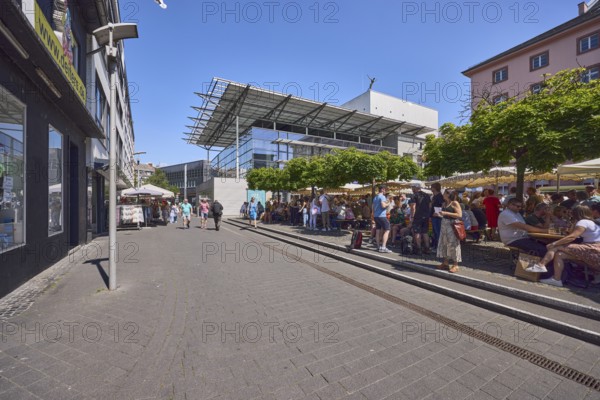 Pedestrian zone, commercial building, modern architecture, residential buildings, shops, shopping, retail, outdoor area of a restaurant, visitors and pedestrians as secondary motifs, blue sky, cloudless, Fuststraße, Tritonplatz, Mainz, state capital, district-free city, Rhineland-Palatinate, Germany