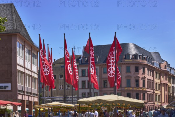 Mainz flags, city coat of arms, flagpoles, pedestrian zone, general architecture, weekly market market, market stalls, pedestrians as a secondary motif, blue sky, cloudless, Höfchen and Markt squares, Mainz, state capital, district-free city, Rhineland-Palatinate, Germany