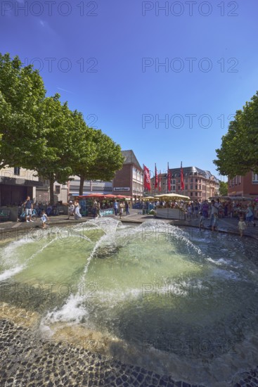 Pedestrian zone, fountain, courtyard fountain, general architecture, shops, retail, weekly market market, pedestrians as a secondary theme, paving stone square, trees, blue sky, cloudless, Höfchen square, Mainz, state capital, district-free city, Rhineland-Palatinate, Germany