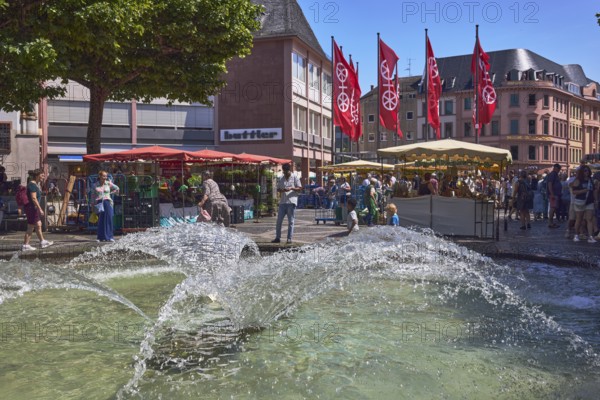 Höfchenbrunnen, fountains, flagpoles, Mainz flag, city coat of arms, pedestrian zone, general architecture, shops, retail, weekly market market, market stalls, pedestrians as a secondary motif, trees, blue sky, cloudless, Höfchen and Markt squares, Mainz, state capital, district-free city, Rhineland-Palatinate, Germany