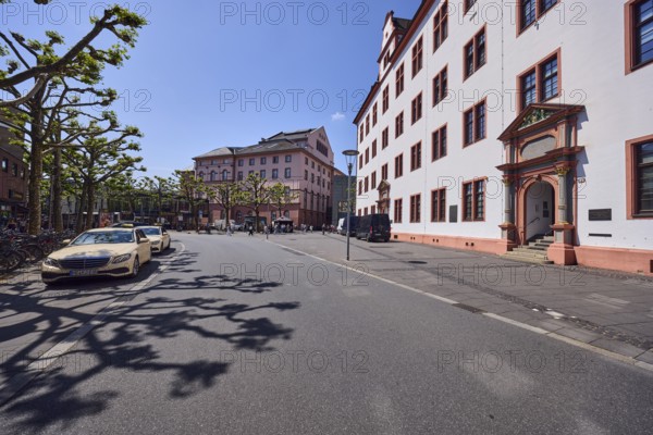 Leibniz Institute, historic building, general architecture, city center, taxi stand, asphalt road, sidewalk made of pavement tiles, lantern, trees, common plane tree (Platanus ×hispanica), side light, blue sky, cloudless, intersection between Alte Universitätsstraße, Georg-Moller-Passage, Schöfferstraße and Seppel-Glückert-Passage, Mainz, state capital, district-free city, Rhineland-Palatinate, Germany