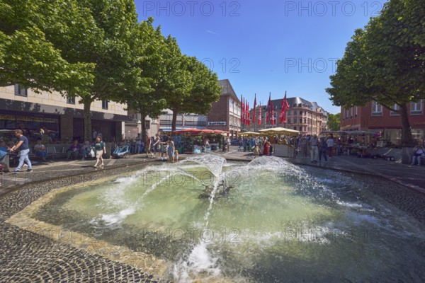 Pedestrian zone, fountain, courtyard fountain, general architecture, shops, retail, weekly market market, pedestrians as a secondary motif, paving stone square, trees common plane tree (Platanus ×hispanica), blue sky, cloudless, Höfchen square, Mainz, state capital, district-free city, Rhineland-Palatinate, Germany