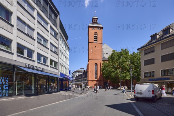 Fashion store, Schiesser GmbH, church, St. Quintin, church tower, general architecture, residential and commercial buildings, street, pickup truck, pedestrians as a secondary motif, trees, blue sky, cloudless, intersection of Alte Universitätsstraße with Quintinsstraße, Mainz, state capital, district-free city, Rhineland-Palatinate, Germany