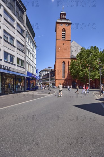 City center, church, St. Quintin, general architecture, pedestrians as a secondary motif, blue sky, cumulus cloud, intersection of Alte Universitätsstraße with Quintinsstraße, Mainz, state capital, district-free city, Rhineland-Palatinate, Germany