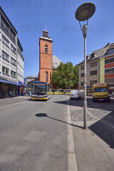 City center, church, St. Quintin, lantern, public transport, public transport, general architecture, blue sky, cloudless, intersection of Alte Universitätsstraße with Quintinsstraße, Mainz, state capital, district-free city, Rhineland-Palatinate, Germany