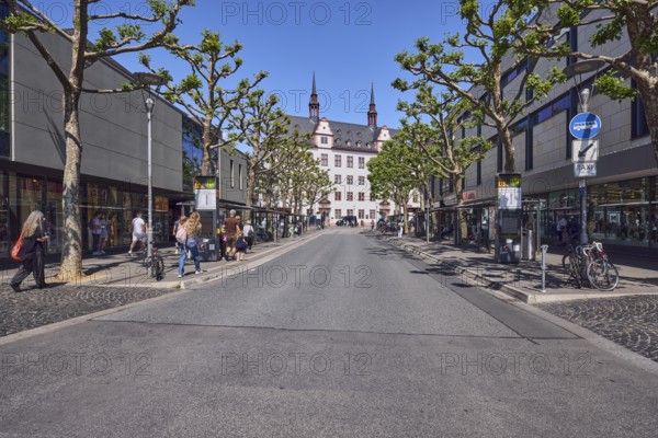 Mainz Höfchen Listmann bus stop, Leibniz Institute of European History, Old University, general architecture, commercial building, historic university, lantern, pedestrians as accessories, people waiting for means of transport, trees, central perspective, blue sky, cloudless, Schöfferstraße, Mainz, state capital, district-free city, Rhineland-Palatinate, Germany