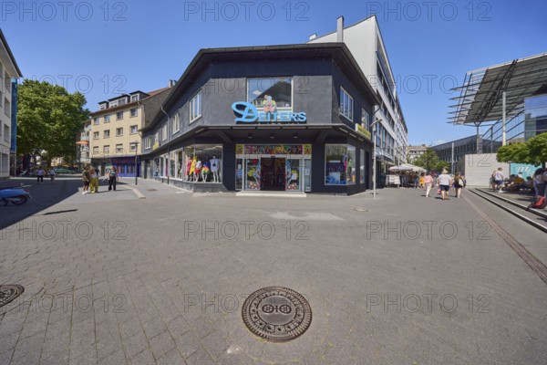 Deiters, costumes and carnival supplies, retail, shopping, pedestrian zone, general architecture, residential buildings and commercial buildings, manhole cover, city coat of arms, pedestrians as accessories, trees, blue sky, cloudless, intersection of Fuststraße, Tritonplatz and Dominikanerstraße, Mainz, state capital, district-free city, Rhineland-Palatinate, Germany