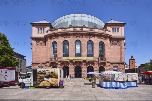 Mainz State Theatre, Philharmonic, Theatre, Hofbaumeister Georg Moller, lantern, weekly market market, market car, market stand, pedestrians as accessories, city center, trees, blue sky, cloudless, Gutenbergplatz, Mainz, state capital, district-free city, Rhineland-Palatinate, Germany