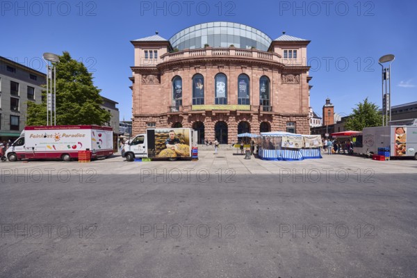 City center, Mainz State Theatre, Philharmonic Orchestra, theatre, court builder Georg Moller, lantern, weekly market market, market car, market stand, street, pedestrian as accessories, trees, blue sky, cloudless, Gutenbergplatz, Mainz, state capital, district-free city, Rhineland-Palatinate, Germany