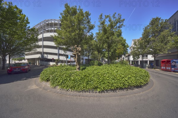 Till Eulenspiegel statue, sculptor Eberhard Linke, Kronberger Hof parking garage, general architecture, street, turning loop, car, vehicle, trees, ground cover, blue sky, cloudless, contrails, Am Kronberger Hof, Mainz, state capital, district-free city, Rhineland-Palatinate, Germany