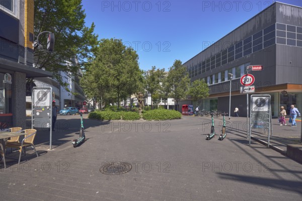 Pedestrian zone, traffic sign at the end of the pedestrian zone, turning loop, general architecture, commercial building, e-scooter, pedestrian as accessories, trees, blue sky, cloudless, intersection between Fuststraße, Gymnasiumstraße, Am Kronberger Hof and Betzelsstraße, Mainz, state capital, district-free city, Rhineland-Palatinate, Germany