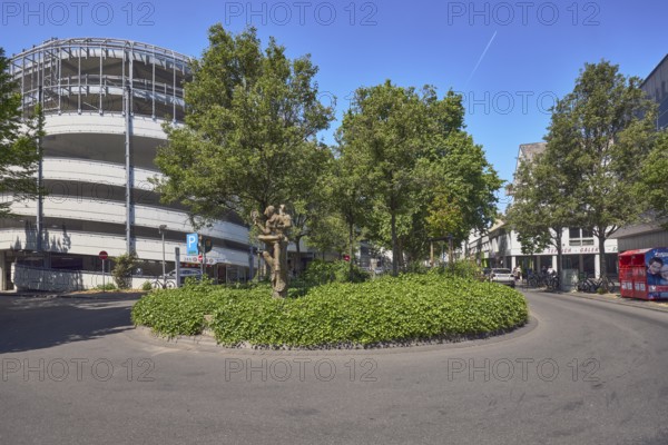 Till Eulenspiegel statue, sculptor Eberhard Linke, Kronberger Hof car park, general architecture, street, turning loop, trees, ground cover, blue sky, cloudless, contrails, Am Kronberger Hof, Mainz, state capital, district-free city, Rhineland-Palatinate, Germany
