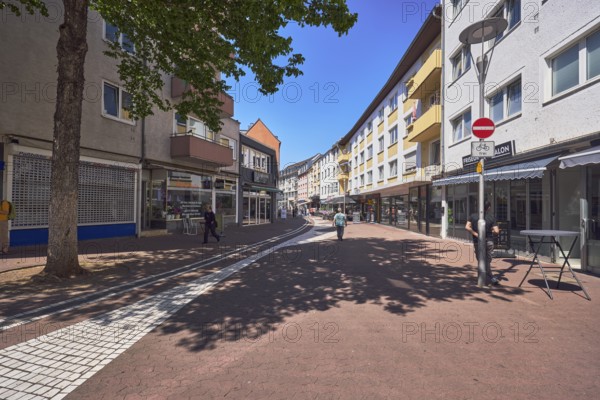 City center, retail, shopping, outdoor area of a restaurant, residential buildings and commercial buildings, general architecture, lantern, traffic sign entry prohibited, sidewalk made of concrete paving stones and paving stones with pattern, blue sky, cloudless, Steingasse, Mainz, state capital, district-free city, Rhineland-Palatinate, Germany