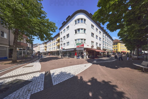 Pedestrian zone, city center, shops, retail, residential buildings and commercial buildings, outdoor area of a restaurant, pizzeria all'Angolo, general architecture, pedestrians as accessories, sidewalk made of concrete paving stones and paving stones with patterns, trees, blue sky, cloudless, intersection of Adolf-Kolping-Straße, Pfandhausstraße, Steingasse with Philipp-von-Zabern-Platz, Mainz, state capital, district-free city, Rhineland-Palatinate, Germany