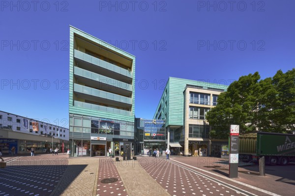 Römerpassage, shopping center, pedestrian zone, residential buildings and commercial buildings, modern architecture, general development, shops, shopping center, stele with location sign, pedestrian as accessories, sidewalk made of concrete paving stones and paving stones with pattern, blue sky, cloudless, intersection of Cardinal-Volk-Platz with Emmeransstraße, Pfandhausstraße and Stadthausstraße, Mainz, state capital, district-free city, Rhineland-Palatinate, Germany