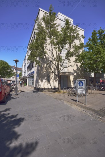 Pedestrian zone, traffic sign pedestrian zone, additional sign delivery traffic free, residential buildings and commercial buildings, general architecture, lantern, pedestrians as accessories, trees, parking strips with cars, blue sky, cloudless, contrails, intersection Emmeransstraße with Am Kronberger Hof, Mainz, state capital, district-free city, Rhineland-Palatinate, Germany