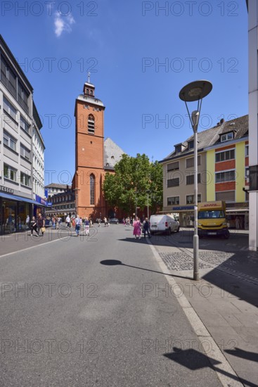 City center, church, St. Quintin, lantern, general architecture, pedestrian as a secondary motif, blue sky, cumulus cloud, intersection of Alte Universitätsstraße with Quintinsstraße, Mainz, state capital, district-free city, Rhineland-Palatinate, Germany