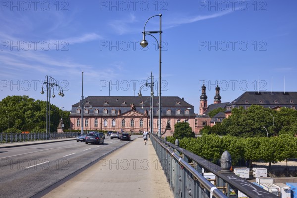 State Chancellery, New Armoury, State Parliament, car bridge and footbridge, sidewalk, lanes, vehicles, bridge railings, lantern, historic building, pedestrians as accessories, blue sky, Cirrostratus clouds, Theodor Heuss Bridge, Mainz, state capital, district-free city, Rhineland-Palatinate, Germany