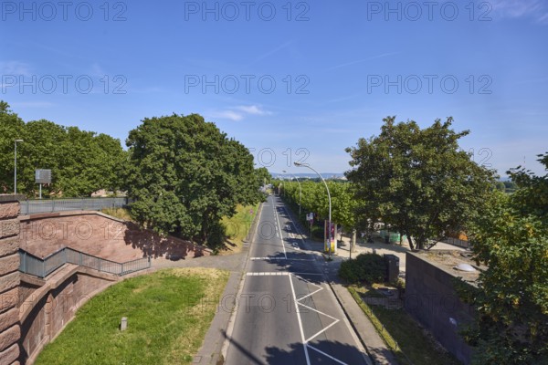 Access ramp to the bridge, lantern, lanes, bus lane, bus lane marking BUS, zigzag line, solid line, road, trees, lawn, elevated perspective, blue sky, Peter-Altmeier-Allee, Mainz, state capital, district-free city, Rhineland-Palatinate, Germany