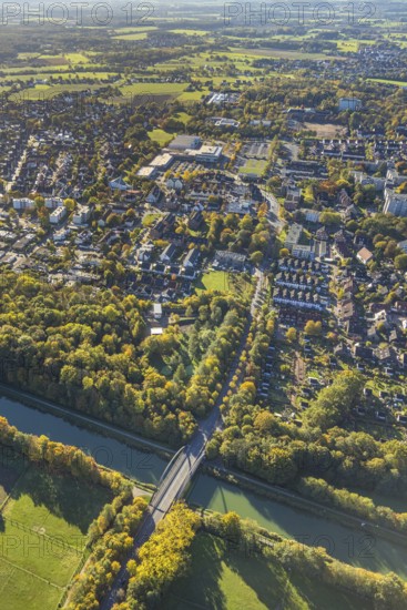Aerial view, Werries residential area on the Datteln-Hamm Canal, Ostwennemarstraße canal bridge, autumn trees, Uentrop, Hamm, Ruhr area, North Rhine-Westphalia, Germany, bridge, trees in autumn colors, DE, Europe, property tax, autumn colors, autumn colors, autumn mood, real estate, canal, aerial photography, aerial photography, overview, bird's eye view, residential complex, living and living, residential area, quality of living, housing estate, residential district, birds-eyes view, autumnal tree-lined avenue, overview