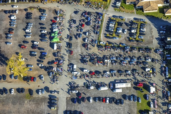 Aerial view, flea market flea market in the parking lot Zentralhallen Ökonomierat-Peitzmeier-Platz, dealer cars and visitors, Mitte, Hamm, Ruhr area, North Rhine-Westphalia, Germany, DE, Europe, aerial photography, aerial photography, market, junk, overview, birds-eyes view, overview