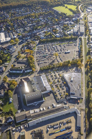 Aerial view, central halls event venue and Kaufland supermarket, hmarkt flea market in the parking lot Zentralhallen Ökonomierat-Peitzmeier-Platz, dealer car and visitors, Mitte, Hamm, Ruhr area, North Rhine-Westphalia, Germany, DE, shopping center, shopping center, Europe, events, culture, art, aerial photography, aerial photography, local supply center, parking lot, shopping center, supermarket, theater, overview, venue, venue, bird's eye view, birds-eyes view, cultural use, overview