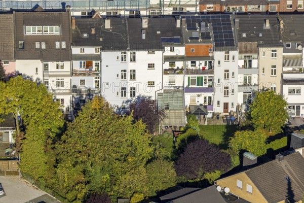 Aerial view, tenement house front with window and balconies, green trees, backyard idyll Blumenstraße, Mitte, Hamm, Ruhr region, North Rhine-Westphalia, Germany, DE, Europe, property tax, real estate, aerial photography, aerial photography, overview, bird's eye view, residential complex, residential area, residential area, residential district, birds-eyes view, overview