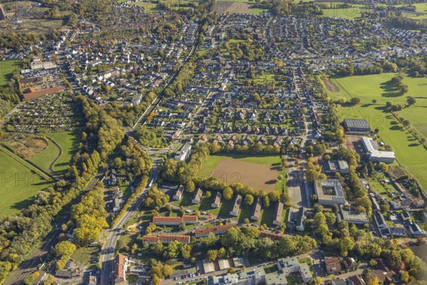 Aerial view, town view of Pelcum, terraced houses, Freie Waldorf School and Sportplatz Aschenplatz, Kamener Straße roundabout with Horst Hrubesch and Mike Hanke statue, district of Pelcum, Hamm, Ruhr area, North Rhine-Westphalia, Germany, Aschenplatz, DE, Europe, soccer, soccer players, roundabout Horst and Mike, aerial photography, aerial photography, overview, birds-eye view, birds-eye view, birds-eye view, birds-eye view eyes view, overview