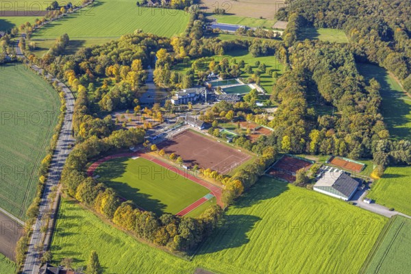 Aerial view, Selbachpark of 1. FC Pelcum e.V., soccer stadium and athletics stadium, surrounded by autumn trees, district of Pelcum, Hamm, Ruhr area, North Rhine-Westphalia, Germany, Aschenplatz, trees in autumn colors, DE, Europe, soccer field, soccer stadium, autumn colors, autumn atmosphere, athletics stadium, aerial photography, aerial photography, sports, sports sports field, overview, bird's eye view, birds-eyes view, autumn trees, overview