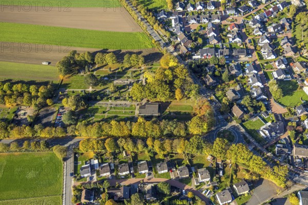 Aerial view, Haverwiese and Kirchspiel Straße, residential area district of Pelcum with meadows and fields, Pelcum district, Hamm, Ruhr area, North Rhine-Westphalia, Germany, burial place, DE, Europe, cemetery, memorial, Gottesacker, property tax, graves, burial ground, high-rise building, real estate, aerial photography, resting place, overview, bird's eye view, residential complex, living and life, residential area, quality of living, residential district, residential area, birds-eyes view, overview