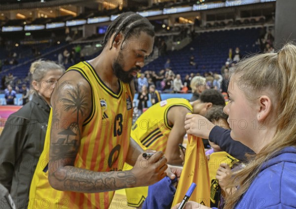 Basketball BBL Bundesliga, Alba Berlin - FC Bayern Munich Basketball v.l. J'Wan Roberts (Alba Berlin) signs autographs at the end of the game