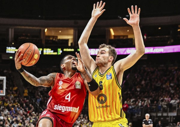 Basketball BBL Bundesliga, Alba Berlin, FC Bayern Munich Basketball v.l. Xavier Rathan Mayes (FC Bayern Basketball), Malte Delow (Alba Berlin) Duel, Duel, Fight, Tackle