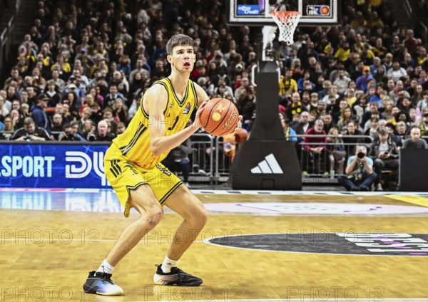 BBL Bundesliga basketball, Alba Berlin, FC Bayern Munich basketball from left Nevio Bennefeld (Alba Berlin) on the ball