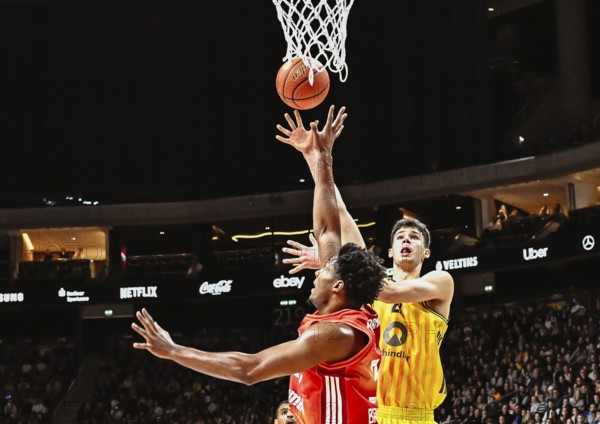 Basketball BBL Bundesliga, Alba Berlin, FC Bayern Munich Basketball from left Wenyen Gabriel (FC Bayern Basketball), Nevio Bennefeld (Alba Berlin) starts the basket throw