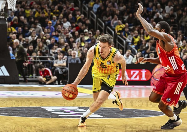 Basketball BBL Bundesliga, Alba Berlin - FC Bayern Munich Basketball from left Martin Hermannsson (Alba Berlin), Kamar Baldwin (FC Bayern Basketball) duel, duel, fight, tackle