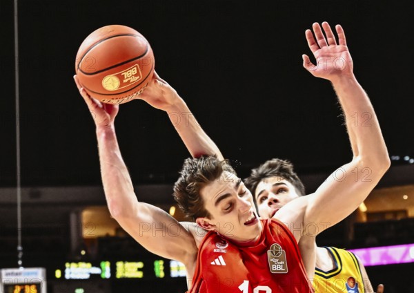 Basketball BBL Bundesliga, Alba Berlin - FC Bayern Munich Basketball from left Justinian Jessup (FC Bayern Basketball), Nevio Bennefeld (Alba Berlin) Duel, Duel, Fight, Tackle