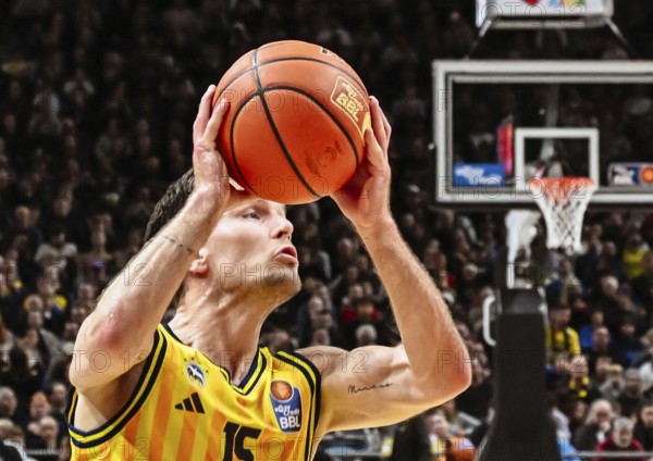 Basketball BBL Bundesliga, Alba Berlin - FC Bayern Munich Basketball from left Martin Hermannsson (Alba Berlin) on the ball