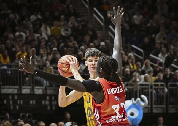 Basketball BBL Bundesliga, Alba Berlin - FC Bayern Munich Basketball from left Nevio Bennefeld (Alba Berlin), Wenyen Gabriel (FC Bayern Basketball) duel, fight, tackle