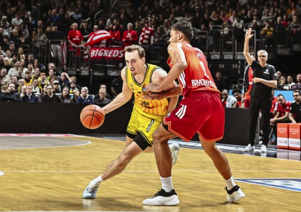 Basketball BBL Bundesliga, Alba Berlin - FC Bayern Munich Basketball from left Moses Wood (Alba Berlin), Oscar da Silva (FC Bayern Basketball) duel, fight, tackle