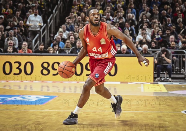 BBL Bundesliga basketball, Alba Berlin, FC Bayern Munich basketball from left Kamar Baldwin (FC Bayern basketball) on the ball