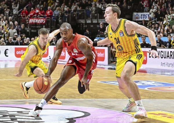 Basketball BBL Bundesliga, Alba Berlin, FC Bayern Munich Basketball from left Martin Hermannsson (Alba Berlin), Isiaha Mike (FC Bayern Basketball), Justin Bean (Alba Berlin) Duel, Duel, Fight, Tackle