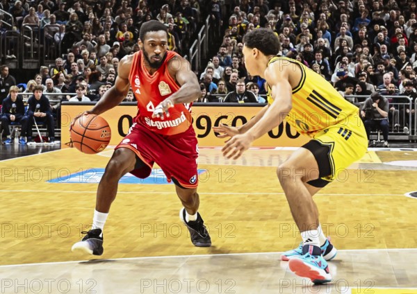Basketball BBL Bundesliga, Alba Berlin, FC Bayern Munich Basketball from left Kamar Baldwin (FC Bayern Basketball), Jack Kayil (Alba Berlin) Duel, Duel, Fight, Tackle