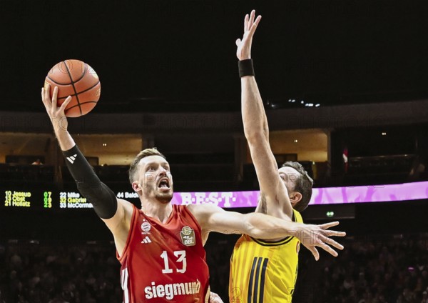 BBL Bundesliga basketball, Alba Berlin, FC Bayern Munich basketball from left Andreas Obst (FC Bayern basketball), Justin Bean (Alba Berlin) duel, fight, tackle
