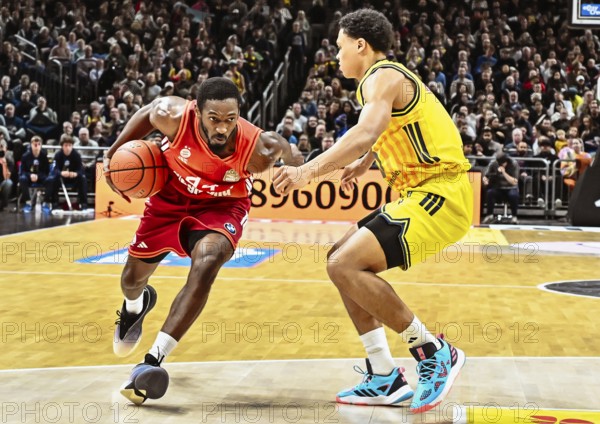 Basketball BBL Bundesliga, Alba Berlin - FC Bayern Munich Basketball from left Kamar Baldwin (FC Bayern Basketball), Jack Kayil (Alba Berlin) duel, fight, tackle