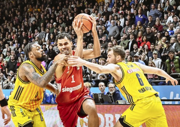 Basketball BBL Bundesliga, Alba Berlin, FC Bayern Munich Basketball from left J'Wan Roberts (Alba Berlin), Oscar da Silva (FC Bayern Basketball), Malte Delow (Alba Berlin) Duel, Duel, Fight, Tackle