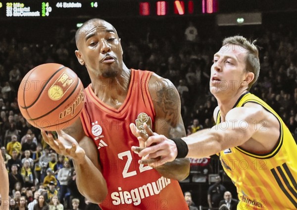 Basketball BBL Bundesliga, Alba Berlin, FC Bayern Munich basketball from left Isiaha Mike (FC Bayern basketball), Justin Bean (Alba Berlin) duel, fight, tackle